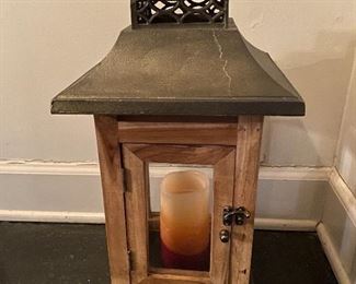Lot 86: $25- lantern
