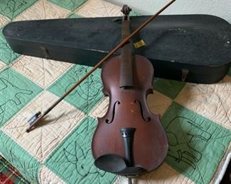 I'm gonna be honest, this violin is in rough shape.  The neck is barely holding on, there's no strings, (I don't think the bow is strung either) and I think the chin piece is like dangling off.  But my God if it still doesn't look just a gorgeous as it would in perfect condition right?
