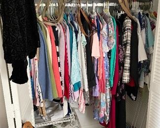 Lots of ladies clothing size small to 5X large