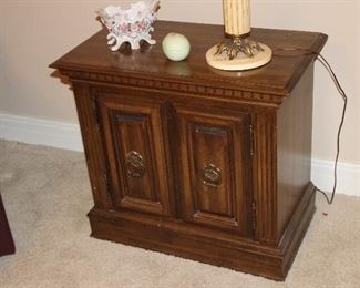 pair lamp table cabinets