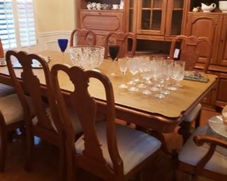 Dining table with 8 chairs, Queen Anne style