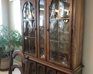 Grand vintage hutch