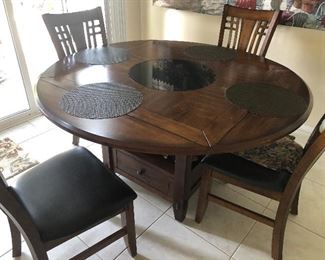 Kitchen table with four chairs that can be turned into a square table