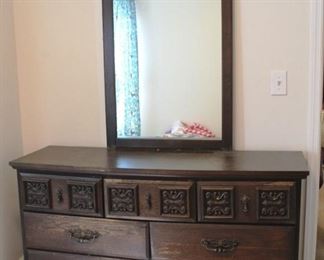 160 - Dresser w/ Mirror