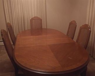 Gorgeous dining room table w/chairs