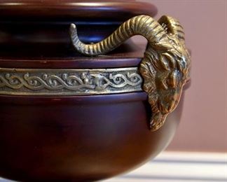 urn detail