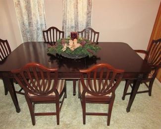 Pristine mahogany table & 6 shield back chairs