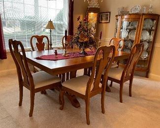 Gorgeous Thomasville dining room table with extra extension and 6 chairs. Immaculate condition!