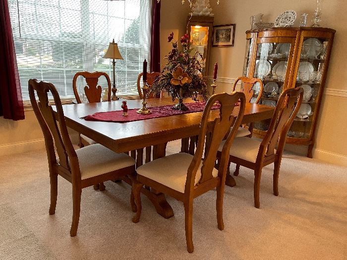 Gorgeous Thomasville dining room table with extra extension and 6 chairs. Immaculate condition!