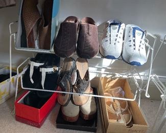 Tons of name brand shoes