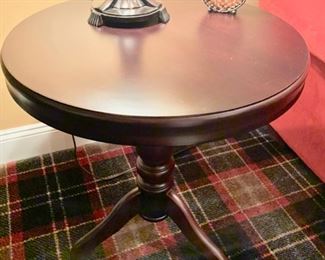 53.Round Accent Table (24" x 25")