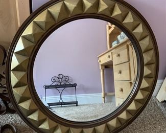 204. Round Beveled Mirror (32")