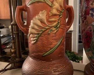 $85~ 1940'S FREESIA TWO HANDLES VASE BROWN ROSVILLE 126-10