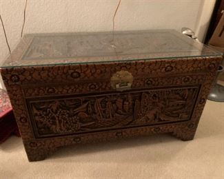 $750~ OBO~ VINTAGE CHINESE INTRICATELY HAND CARVED CAMPHOR WOODEN HOPE CHEST TRUNK WITH GLASS TOP