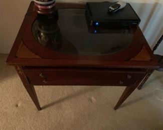 $325- ABSOLUTELY GORGEOUS INLAID GLASS TOP DISPLAY END TABLE BY LEXINGTON