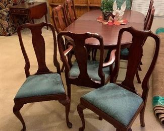$1875~ WOW! WHAT A FIND! HENKEL HARRIS MAHOGANY QUEEN ANNE TABLE AND EIGHT CHAIRS
