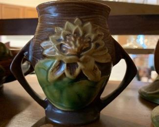 $68~ 1940'S ROSEVILLE POTTERY WATER LILY BROWN TWO HANDLED 4 ~4" VASE