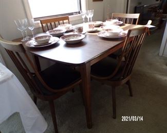 dining table w/4 chairs,