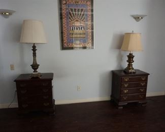 2 night stands, lamps
