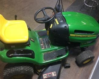 JOHN DEERE LA115 RIDING LOWN MOWER, 208 