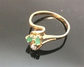 10KT GOLD & EMERALD RING SIZE 6, 1.6