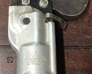 US AIR TOOL PNUEMATIC RIVET TOOL