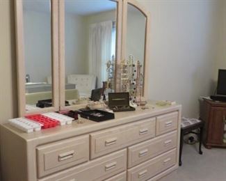Like New Contemporary Stanley Bedroom Set  Dresser Triple Mirror, Bed, 2 -Night Stands, and Chest  MINT CONDITION  575.00  