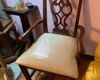 https://www.ebay.com/itm/124578448733	TR8048 6 Dinning Room Chairs (2 Captain Style+ 4 Reg) Estate Sale Pickup		BUY-IT-NOW	 $200.00 

