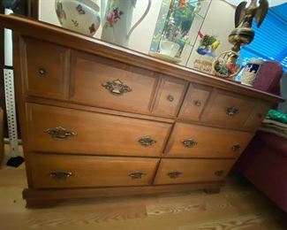 https://www.ebay.com/itm/114691626480	TR8054 Early American Chest of Drawer Estate Sale Pickup		BUY-IT-NOW	 $95.00 
