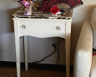 https://www.ebay.com/itm/124579778541	TR8055 Distressed End Table - Estate Sale Pickup		BUY-IT-NOW	 $75.00 

