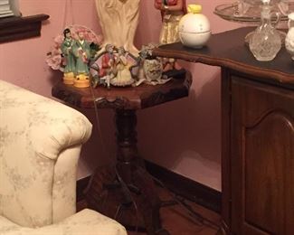 https://www.ebay.com/itm/124579822872	TR8057 Wood Carved End Table / Accent Estate Sale Pickup		BUY-IT-NOW	 $85.00 
