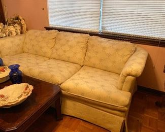 https://www.ebay.com/itm/124579820566	TR8056 Sofa / Couch #2 Estate Sale Pickup		BUY-IT-NOW	 $75.00 


