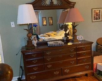 https://www.ebay.com/itm/114691683037	TR8062 Wood Chest of Drawer with Mirror Early American Estate Sale Pickup		BUY-IT-NOW	 $145.00 
