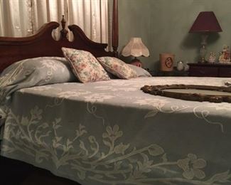 https://www.ebay.com/itm/114690207336	TR8080 4 Poster Bed Wood  King  Estate Sale Pickup		BUY-IT-NOW	 $175.00 
