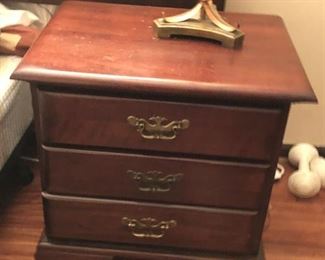 https://www.ebay.com/itm/124576354440	TR8026 Vintage Lee Nightstand #1 Pickup Only		BUY-IT-NOW	 $50.00 
