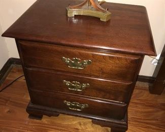 https://www.ebay.com/itm/124576354818	TR8027 Vintage Lee Nightstand #2 Pickup Only		BUY-IT-NOW	 $50.00 
