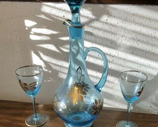 https://www.ebay.com/itm/114685966491	TR8035 Vintage Teal w/ Gold leaf Decanter w/ 2 Glasses Pickup Only		BUY-IT-NOW	 $20.00 

