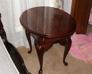 oval single-drawer lamp table