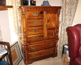 Gentlemen's chest, or chifforobe