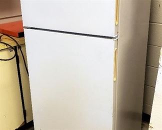 HotPoint Refrigerator Freezer, Model CTX14AYBBRWW, 60" x 28" x 27"