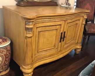 Traditional sideboard with serpentine front and corner pilasters