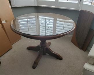Round Pedestal Dining Table with Leaves