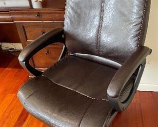 Item 208:  Leather Desk Chair - 25"l x 20.5"w x 45"h: $45 