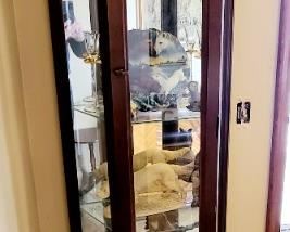 Lighted display cabinet