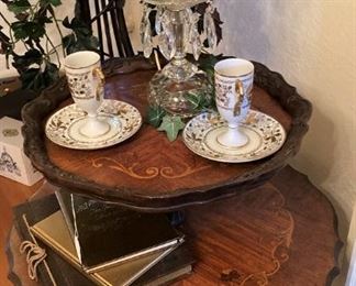 Two tier inlaid butler's stand/table; cups & saucers