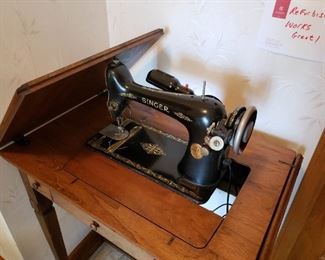Refurbished vintage Singer electric sewing machine, model 15 G series, serial number 0613814, 1910