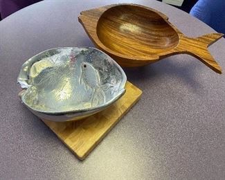 Fun Entertaining items! Includes a wooden fish shaped bowl (measuring 17" x 10.2") and a 1977 Arthur Court footed Koi fish bowl about measuring 11" x 9". This lot also includes a 11" x 11" cutting board