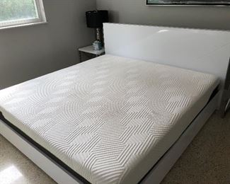 King Mattress
Great condition
Lucid 10” latex hybrid with zippered washable cover.
Combination of memory foam and coils.