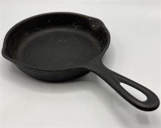 Cast Iron Skillet / Frying Pan