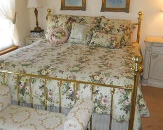 Queen size bed with deco lamps